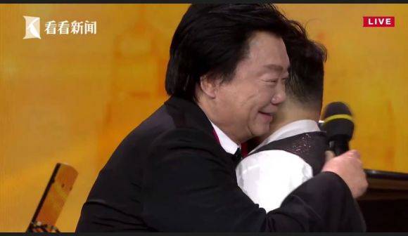 主持界泰斗叶惠贤力赞果博未来艺术家刘明康：“很难相信，这么悠扬的琴声出自一位自闭症少年的手里！”