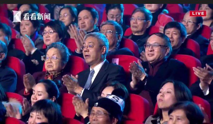 主持界泰斗叶惠贤力赞果博未来艺术家刘明康：“很难相信，这么悠扬的琴声出自一位自闭症少年的手里！”