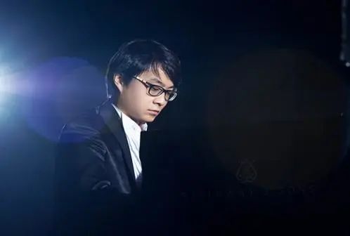 宋思衡的“宅抗疫” | 挑战主播、筹集口罩、闭关作曲，这位取消了20场演出的钢琴家原来这么忙！