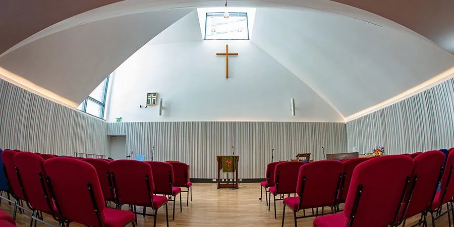 Crossway基督教中心用果博将人们聚集在一起