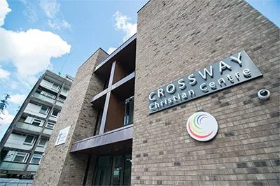 Crossway基督教中心用果博将人们聚集在一起